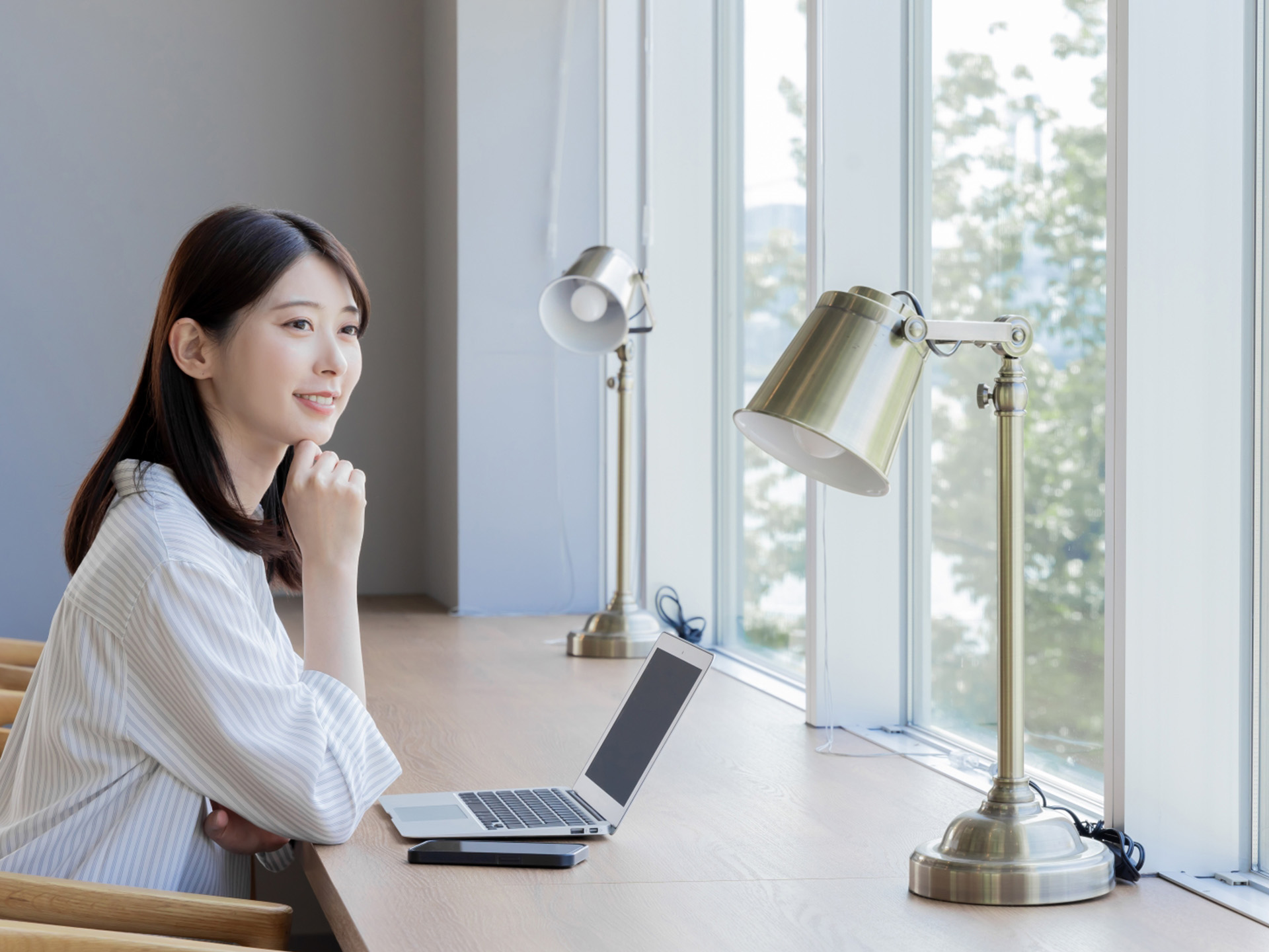 フィルムやブラインドとは異なる施工方法